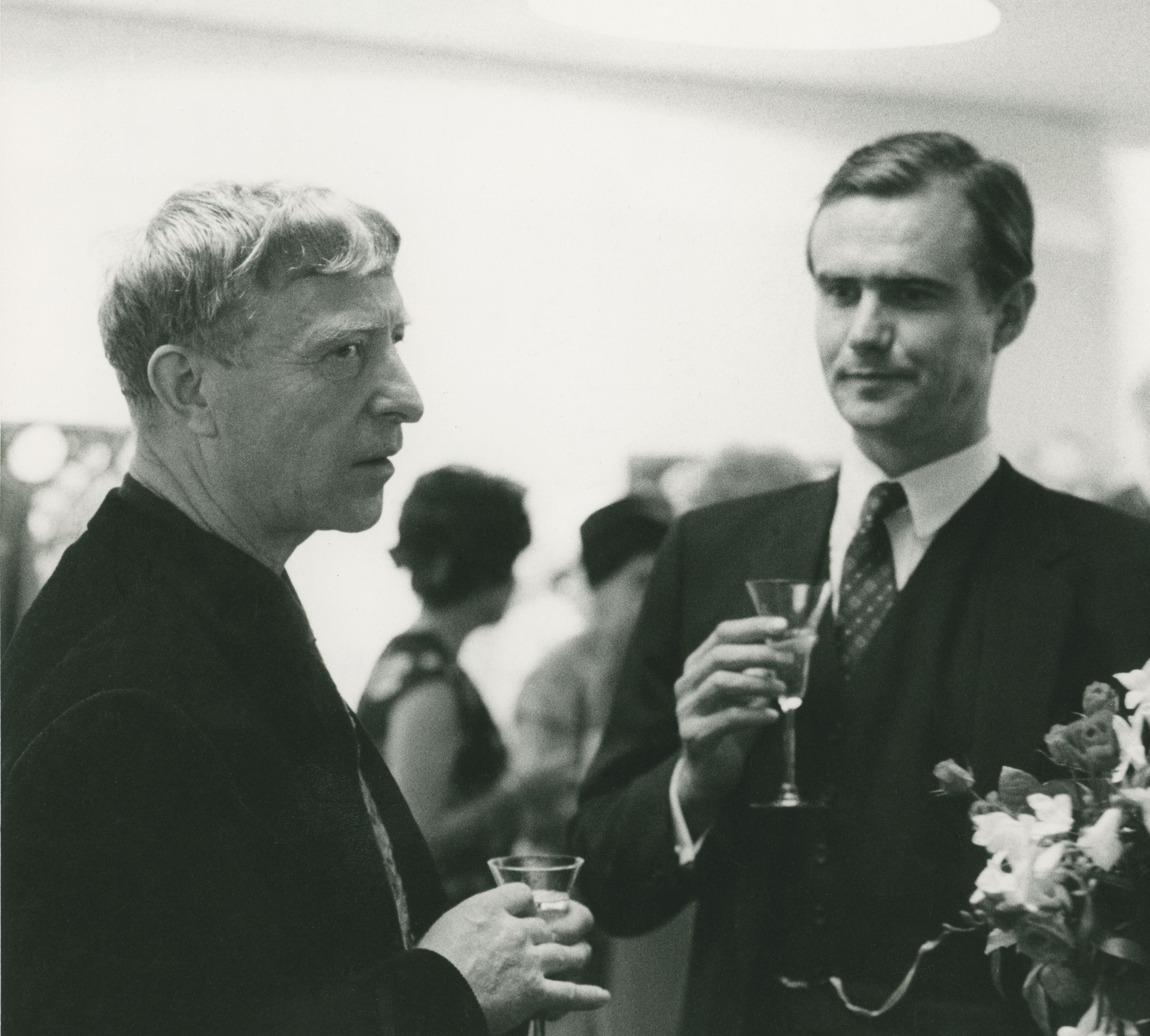 Kunstner møder aspirerende kunstner… Carl-Henning Pedersen og Prins Henrik ved åbningen af Carl-Henning Pedersens udstilling i Helsinki 1968, året før prinsen selv debuterer som skulpturkunstner.