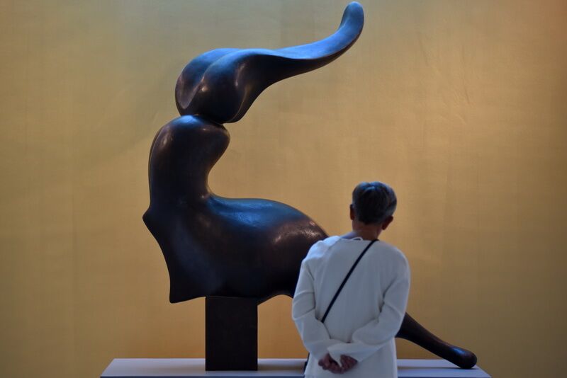 Billede af skulptur Sirene af HKH Prins Henrik med beskuer