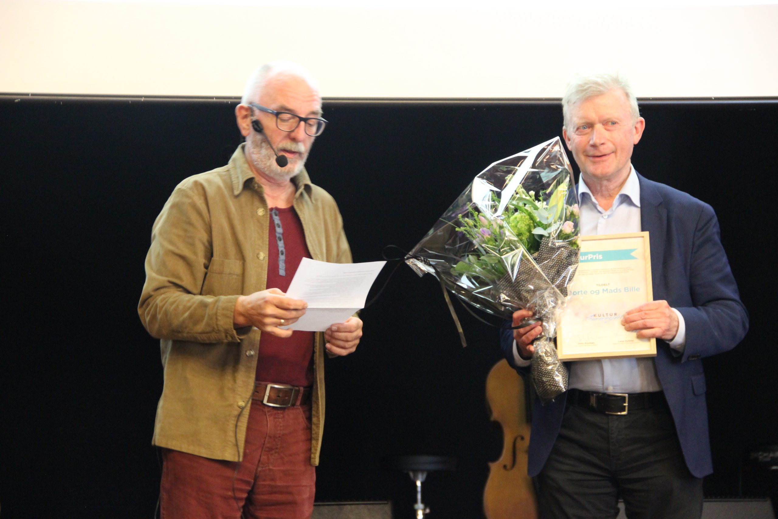 Formand for Kultursamarbejdet Johs Poulsen og prismodtager Mads Bille.